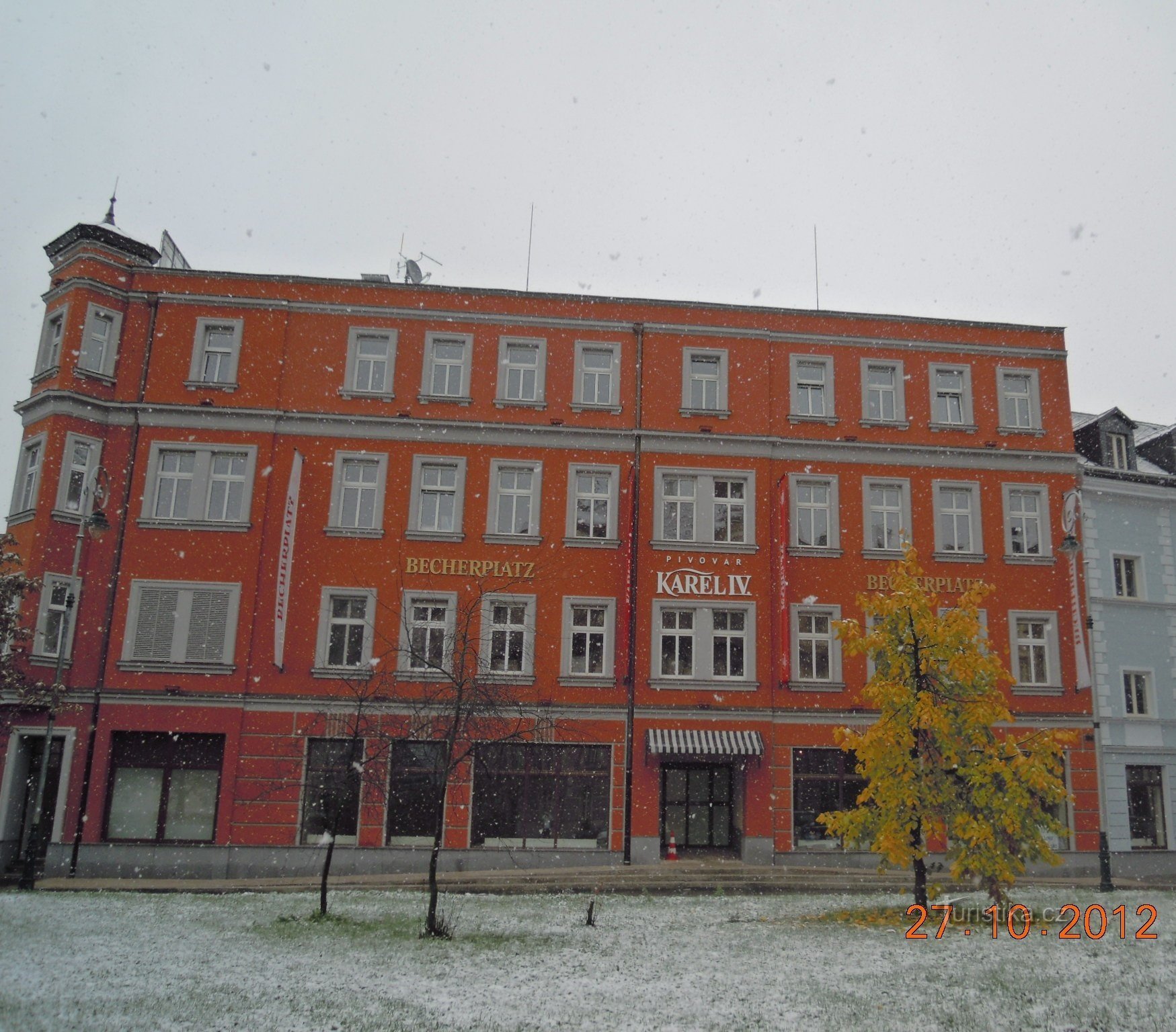 Jan-Becher-Museum und Kleinbrauerei Karel IV, fotografiert vom Platz der Republik