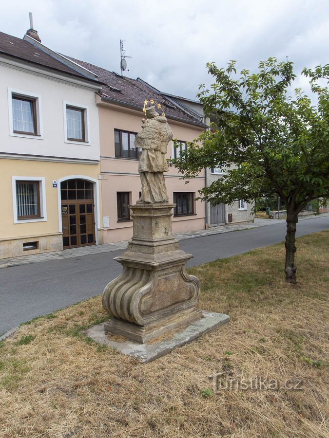 Jan Nepomucký von einer nahe gelegenen Fußgängerbrücke