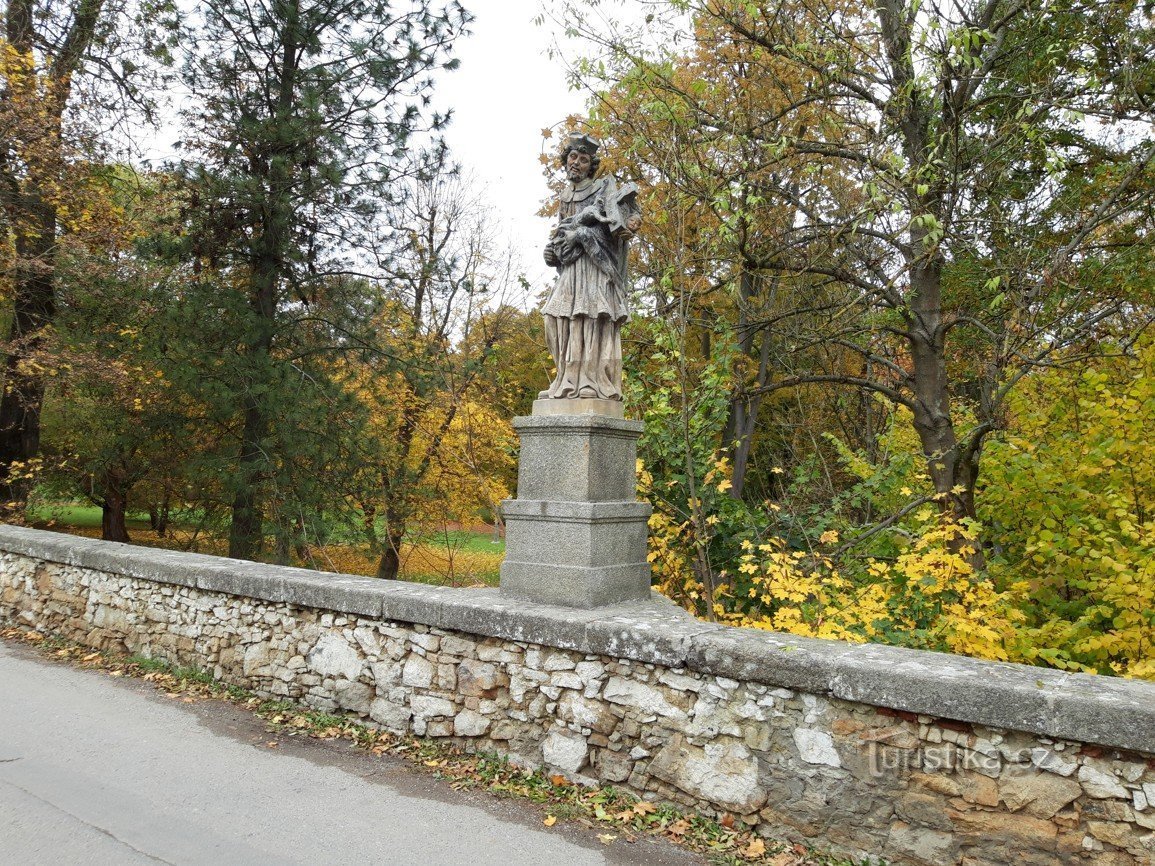 Jan z Pomuka w Milevsku na kamiennym moście lub przed klasztorem