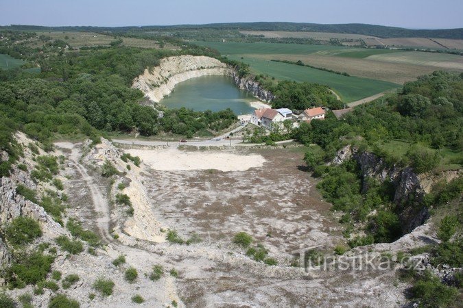 Svátý kopeček の採石場のある Janičův vrch
