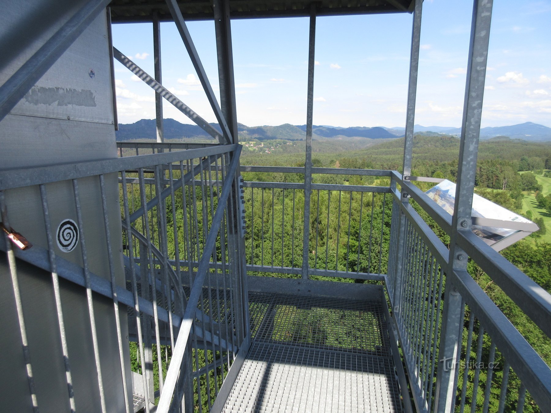 Janov (bij Hřensko) – bezienswaardigheden van het dorp en uitkijktoren