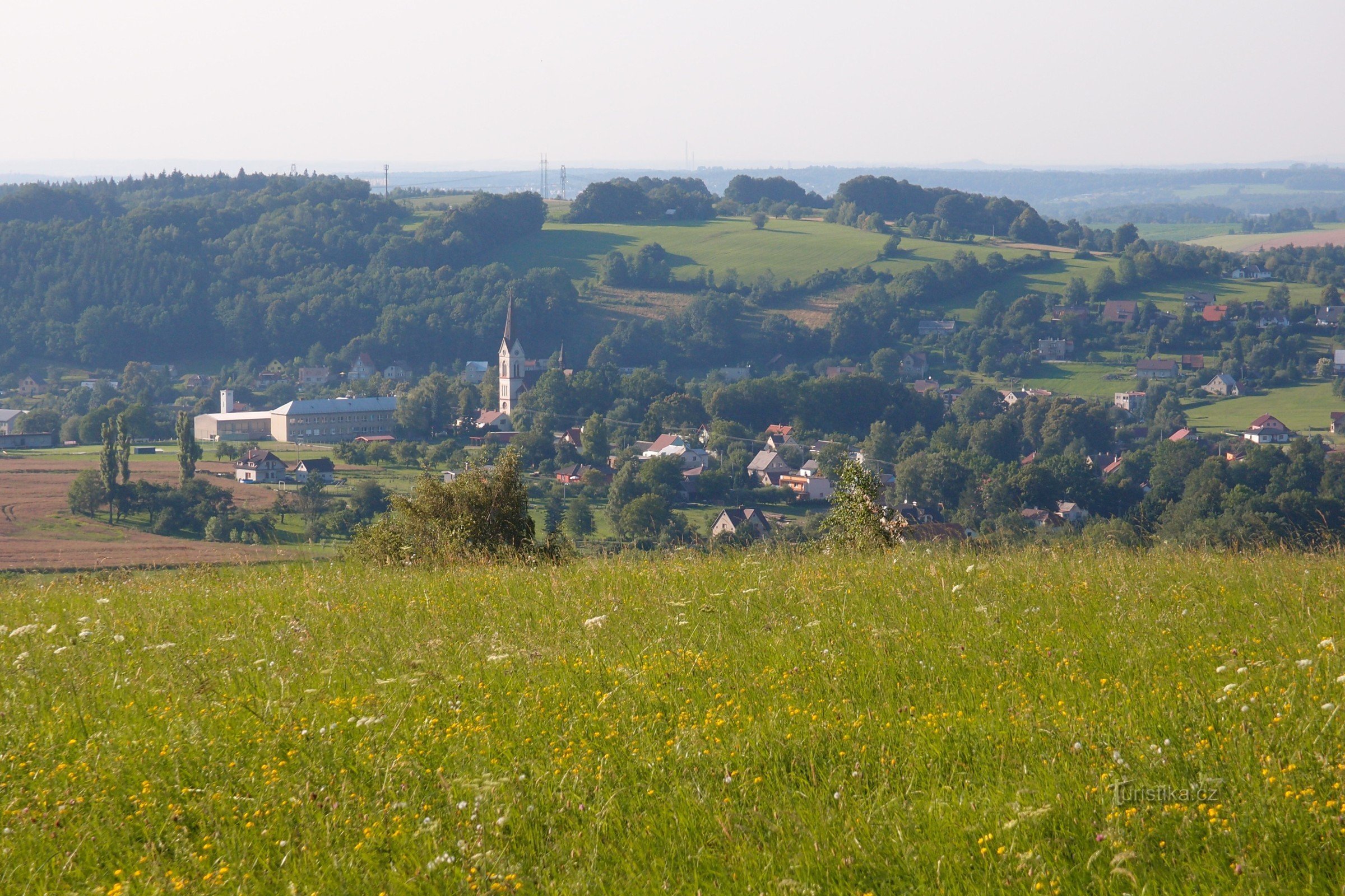 Janovice a v pozadí Hůra