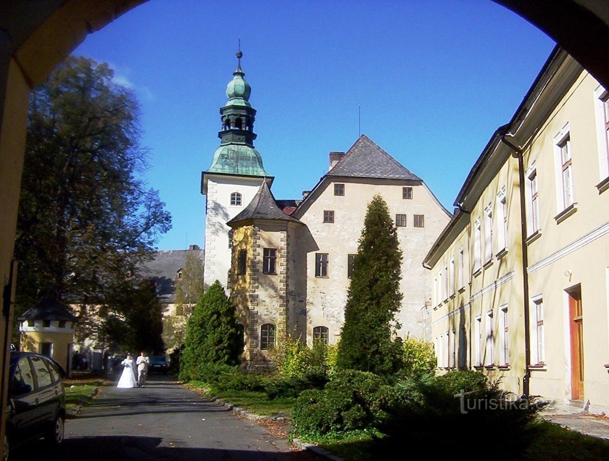 Janovice-castello con sala cerimoniale del municipio di Rýmařov-vista dal cancello d'ingresso-Fo