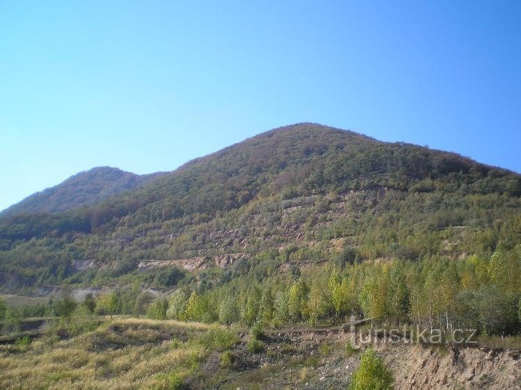 Jánský vrch: fra kanten af ​​velkolom, Jezeří-bjerget til venstre