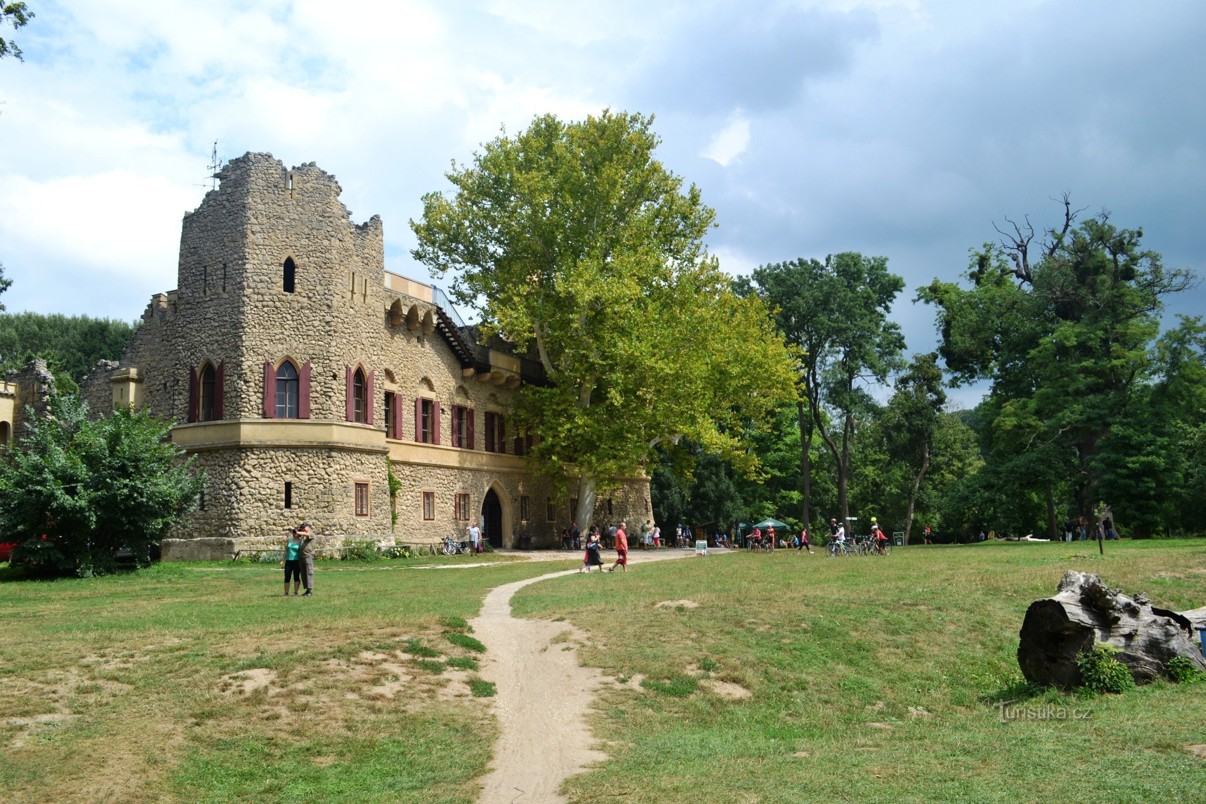 Johanneksen linna ja sen edessä oleva nurmialue