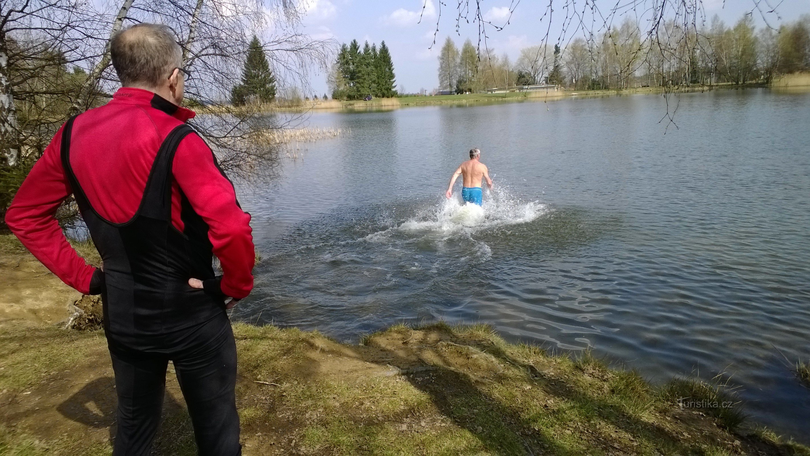 Kevätkylpy Pařezáčissa Plačkovissa.