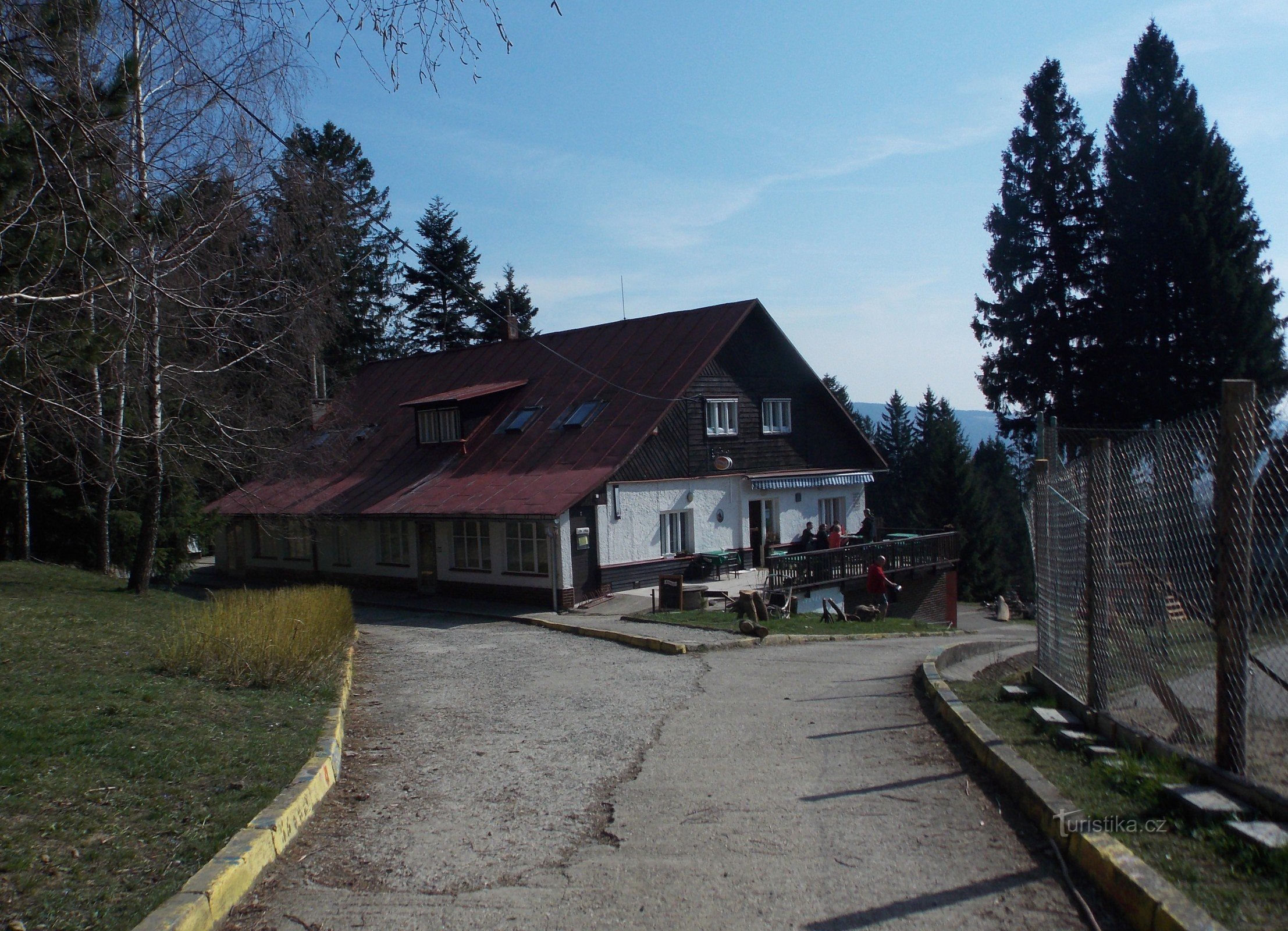 春天步行到 Královec 山上的瞭望塔