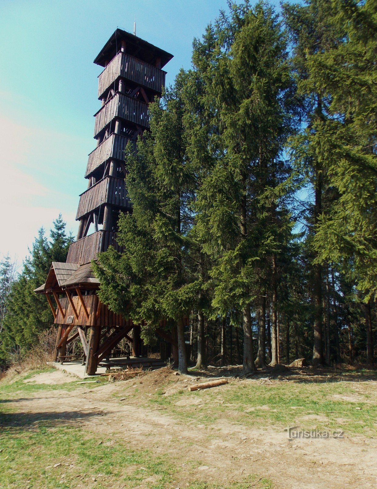Caminhada na primavera até a torre de observação em Královec Hill
