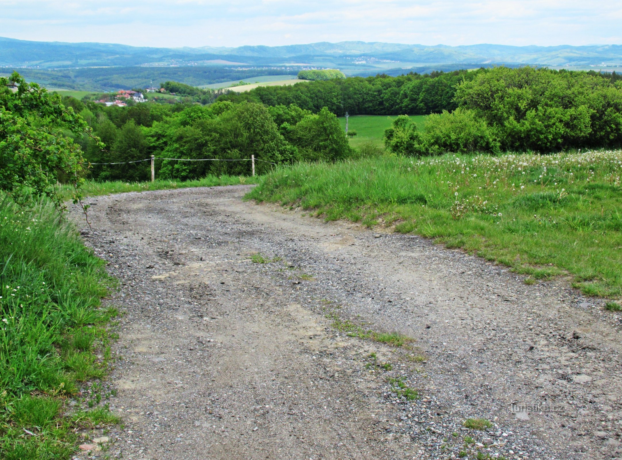 Passeggiata primaverile lungo il sentiero Pasekářská da Kudlov a Jaroslavice vicino a Zlín