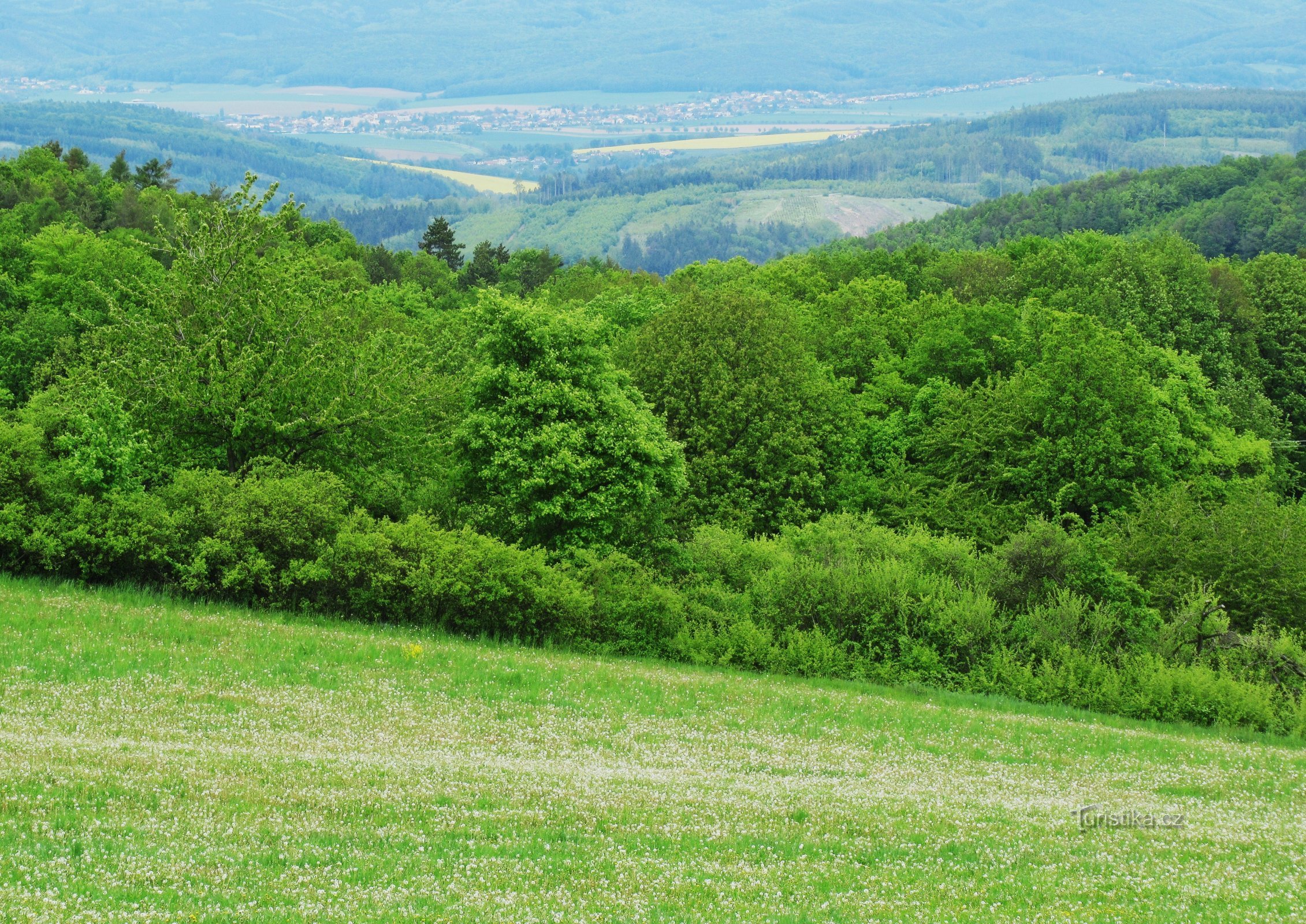 Caminhada de primavera ao longo do caminho Pasekářská de Kudlov a Jaroslavice perto de Zlín