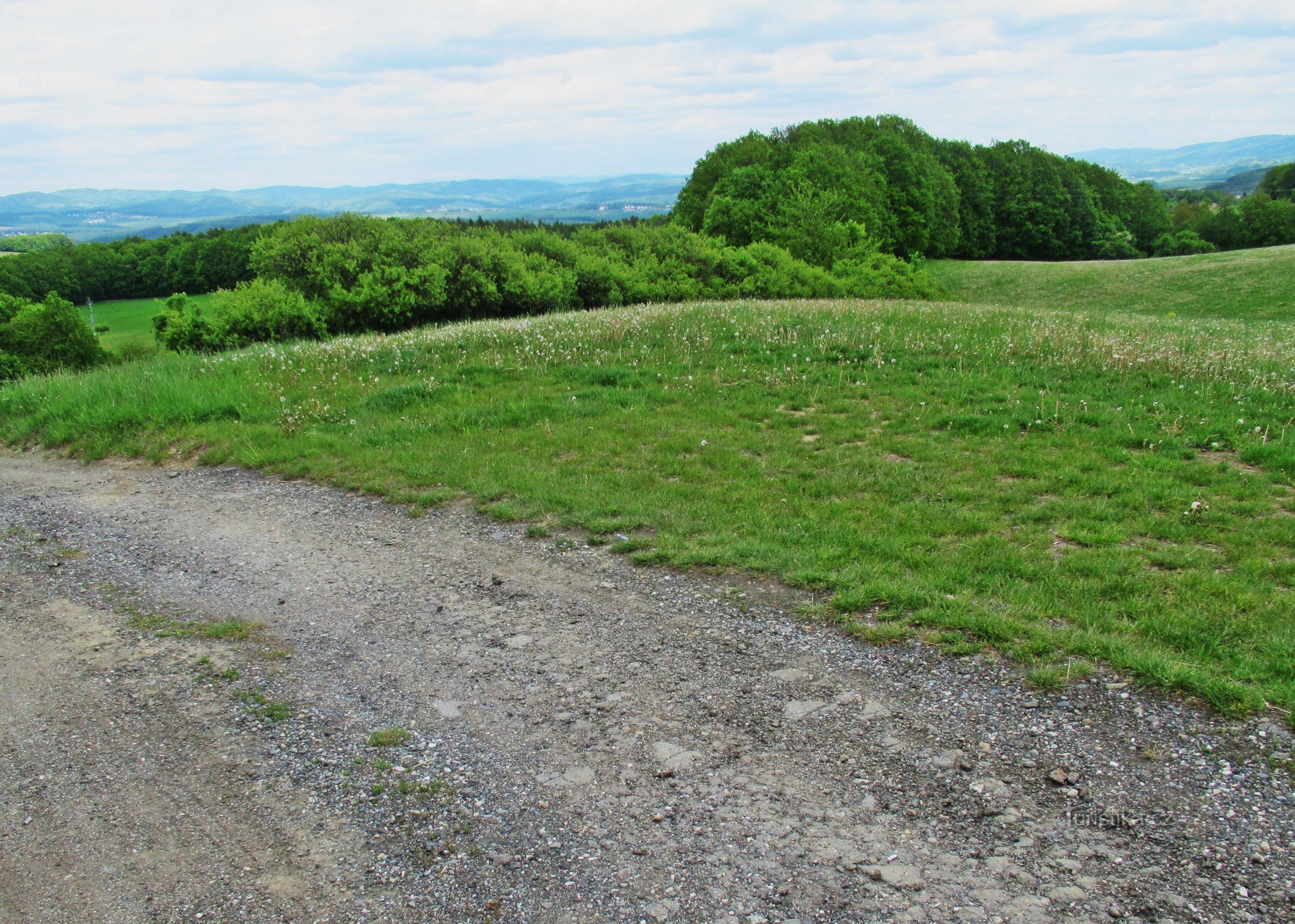 Passeggiata primaverile lungo il sentiero Pasekářská da Kudlov a Jaroslavice vicino a Zlín