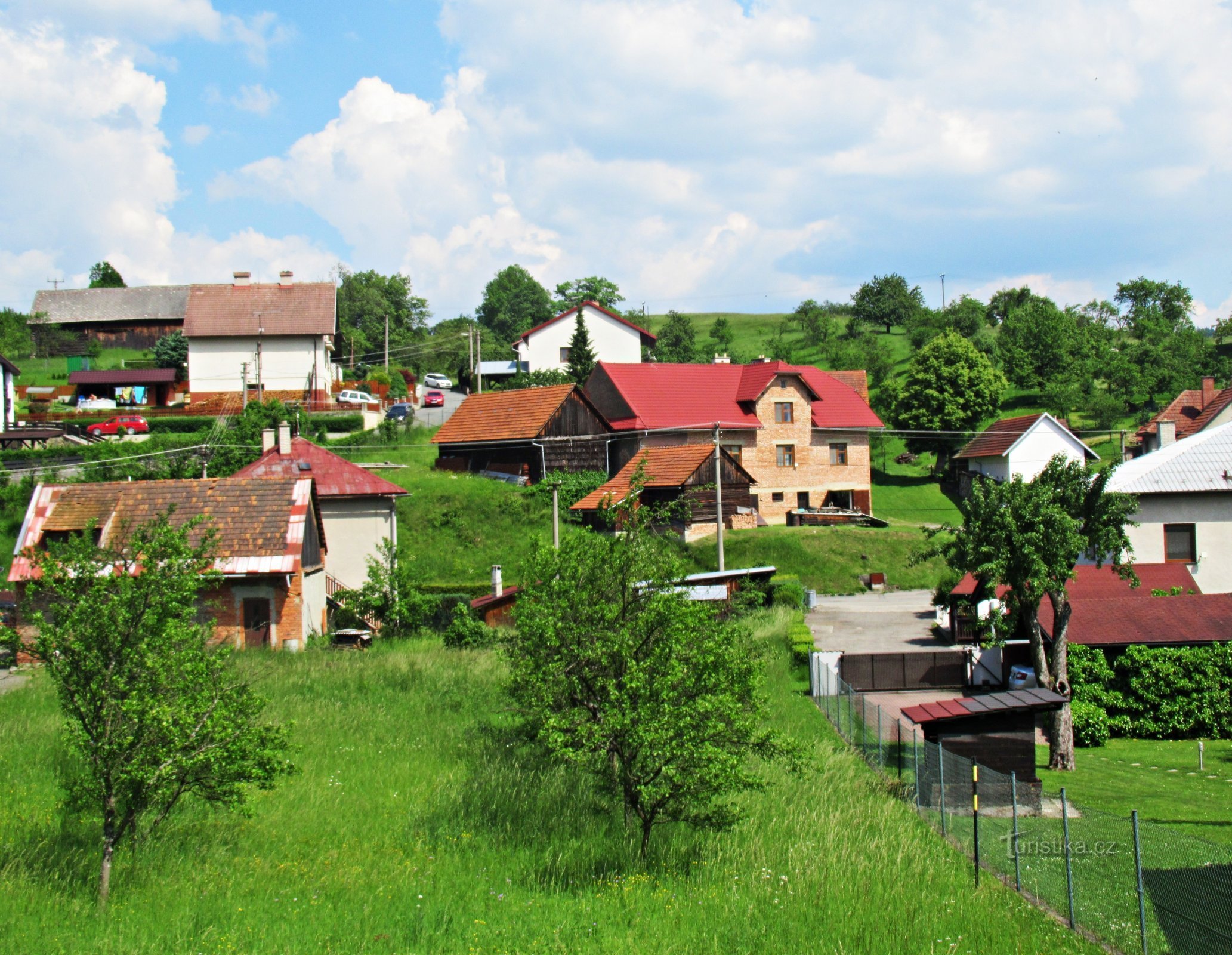 Jarní toulky přes podhorskou obec Jasennou