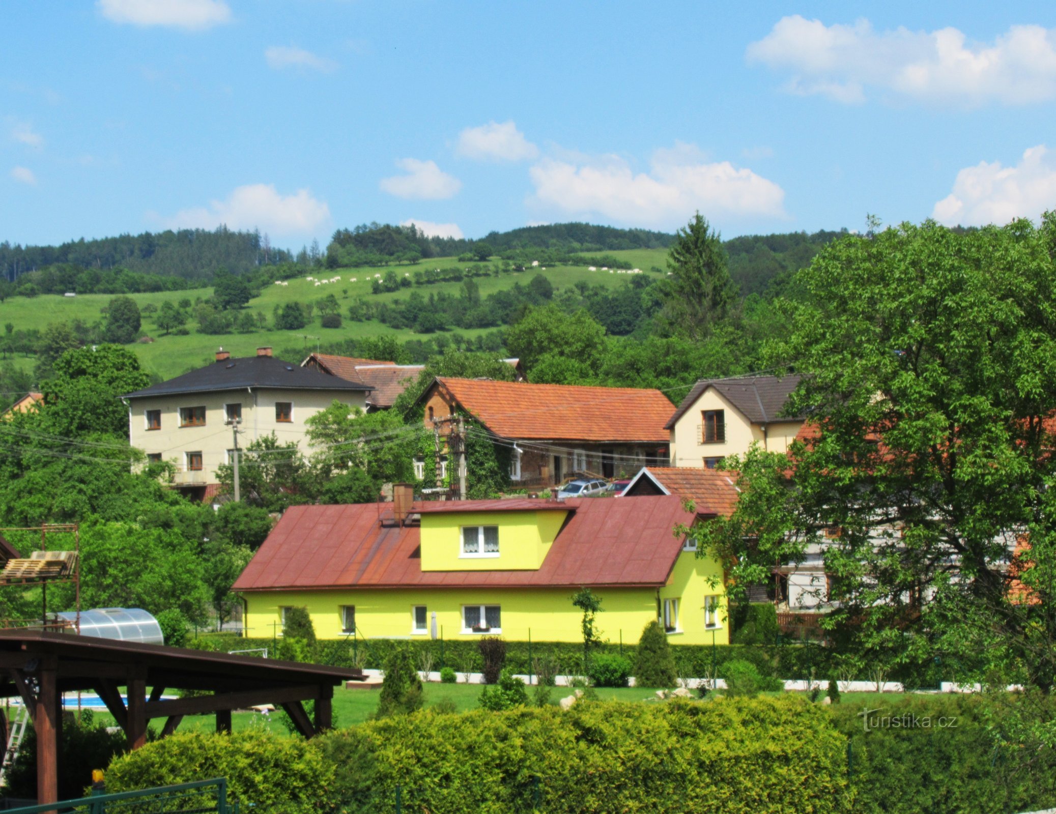 Balades printanières dans le village de Jasennau au pied des collines