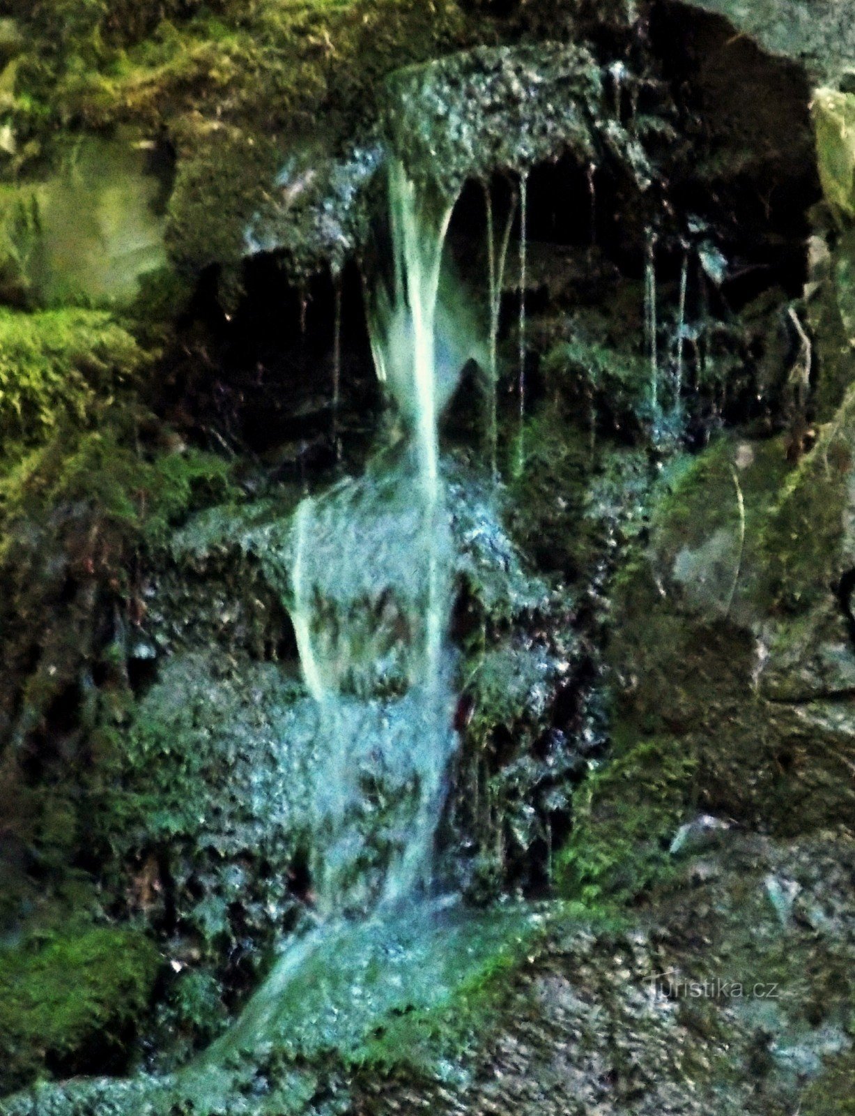 Jarní vodopád nad osadou Rybáře u městečka Drahotuše