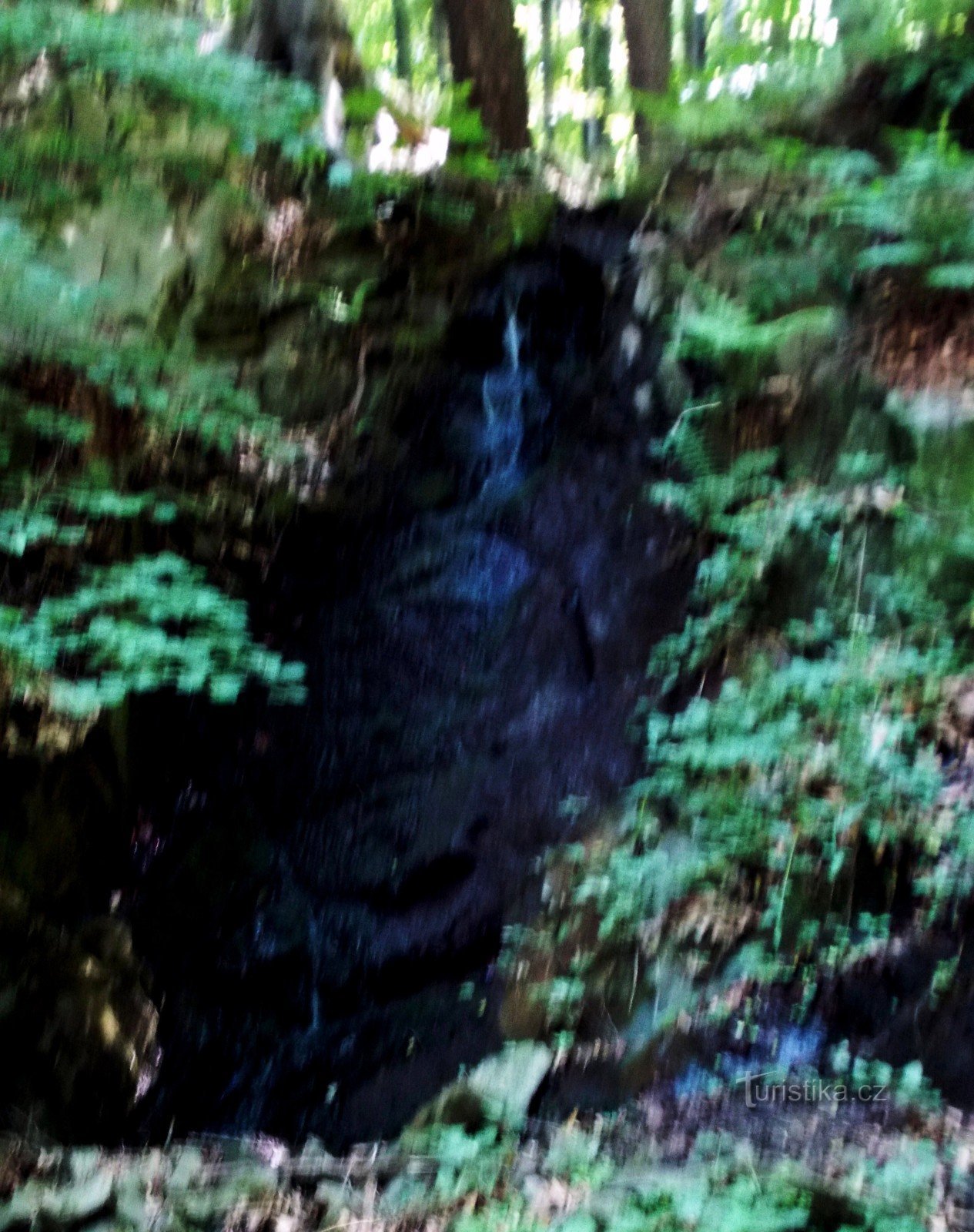 Cachoeira da primavera acima do assentamento Rybáre perto da cidade de Drahotuše