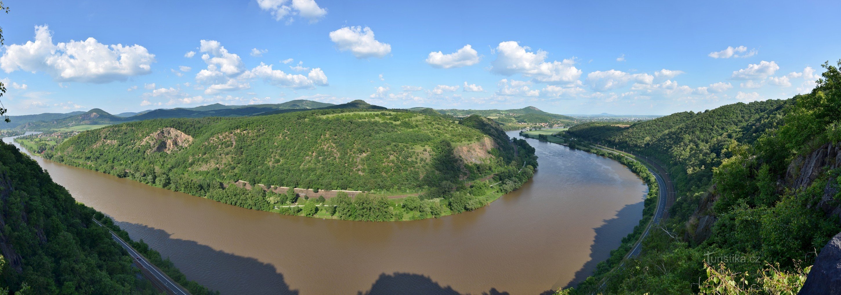 Uitzicht op de lente van Porta Bohemika en de rivier de Elbe die kronkelt door de Český Středohoří