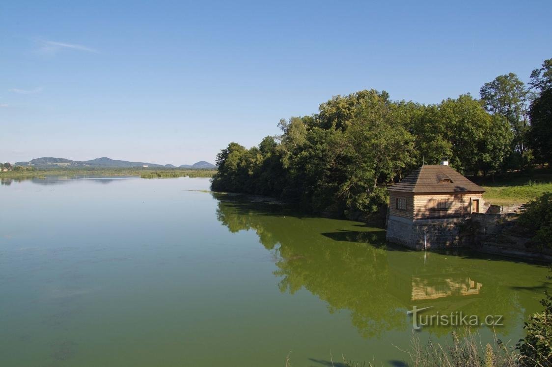 Viajes de primavera a la naturaleza en la región de Mach