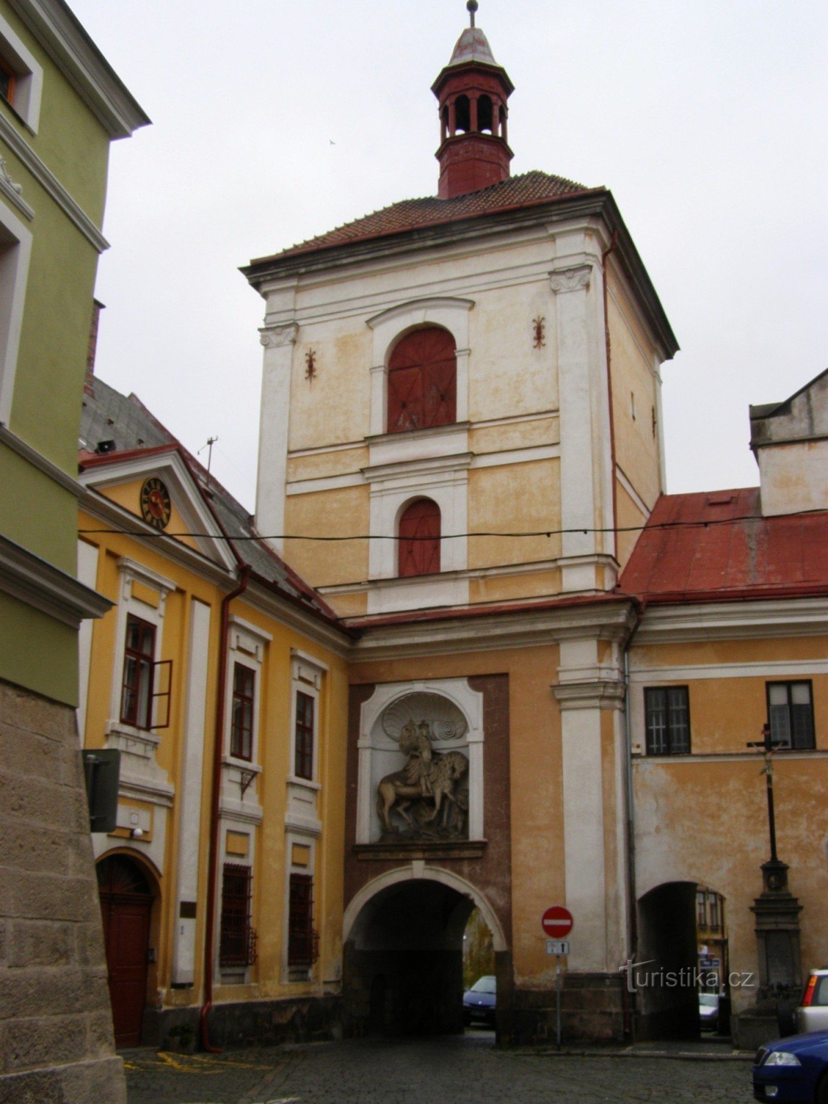Jaroměř - πύλη της πόλης με το καμπαναριό