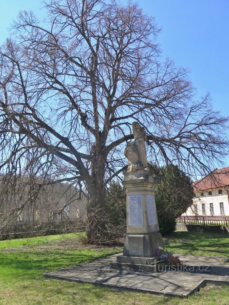Jaroměřice (nära Jevíček) – minnesmärke över offren för första och andra världskriget. världskrig
