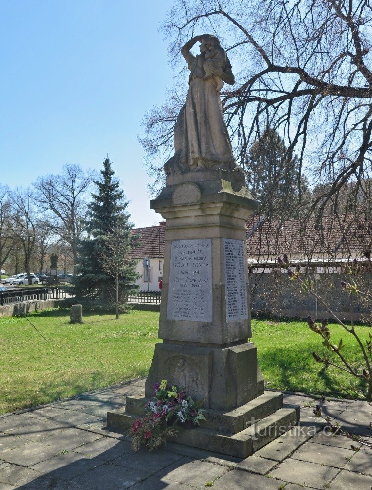 Jaroměřice (cerca de Jevíček): monumento a las víctimas de la Primera Guerra Mundial y la Segunda Guerra Mundial. guerra Mundial