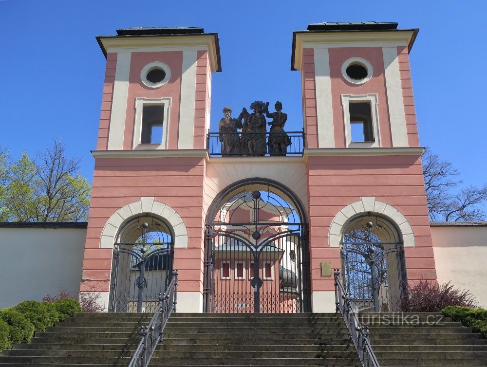 Jaroměřice (cerca de Jevíček) - Puerta de Pilatos con la escultura Ecce Homo