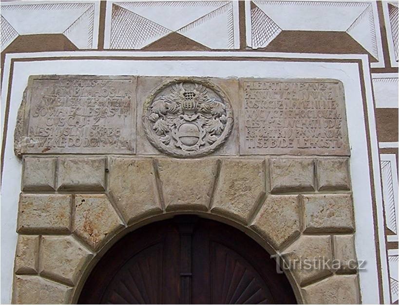 Jaroměřice bij Jevíček - kasteel - wapen en inscriptie boven het portaal - Foto: Ulrych Mir.