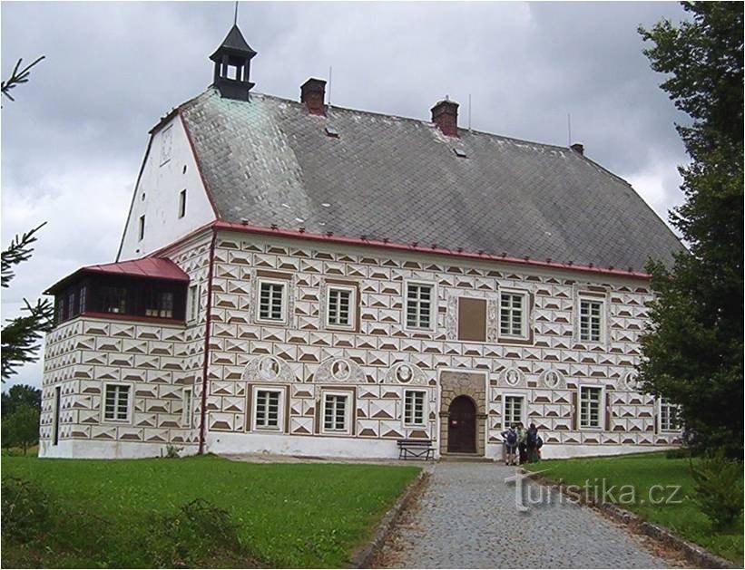Jaroměřice bei Jevíček-Burg-östliche Hauptfassade-Foto: Ulrych Mir.