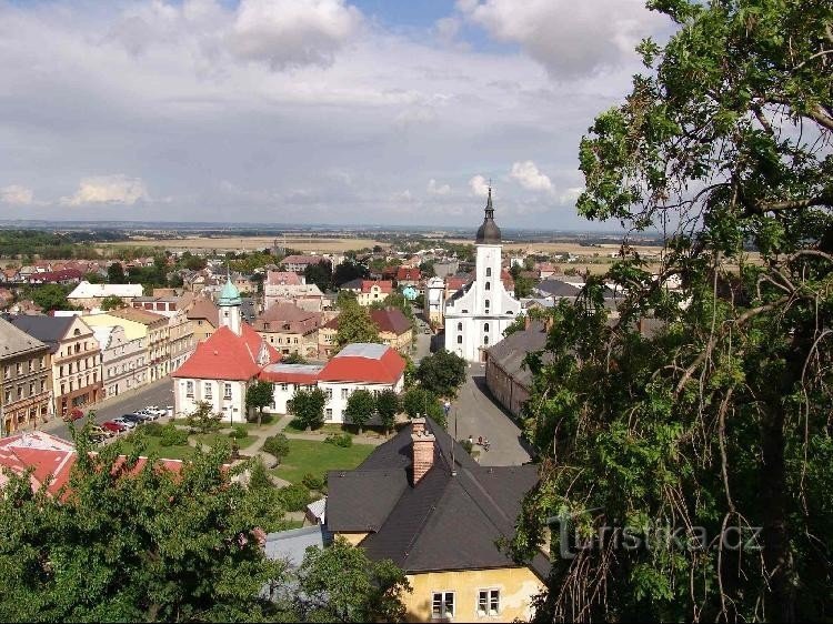 Javorník: Udsigt over pladsen, rådhuset og kirken fra terrassen på Jánsky Vrch-slottet, i pos.