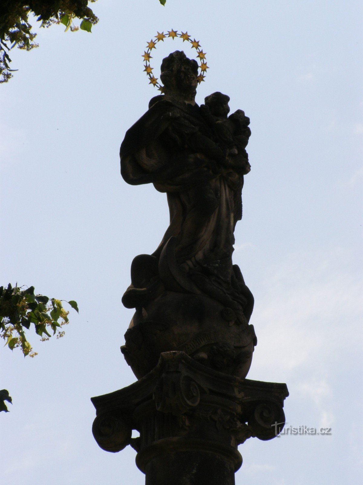 Árbol de arce - una columna con una estatua de Nuestra Señora