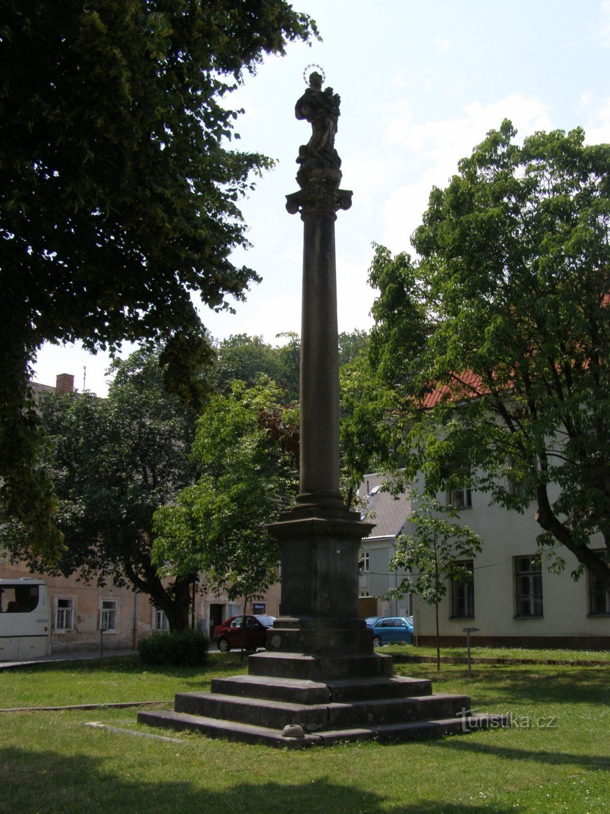 Árbol de arce - una columna con una estatua de Nuestra Señora