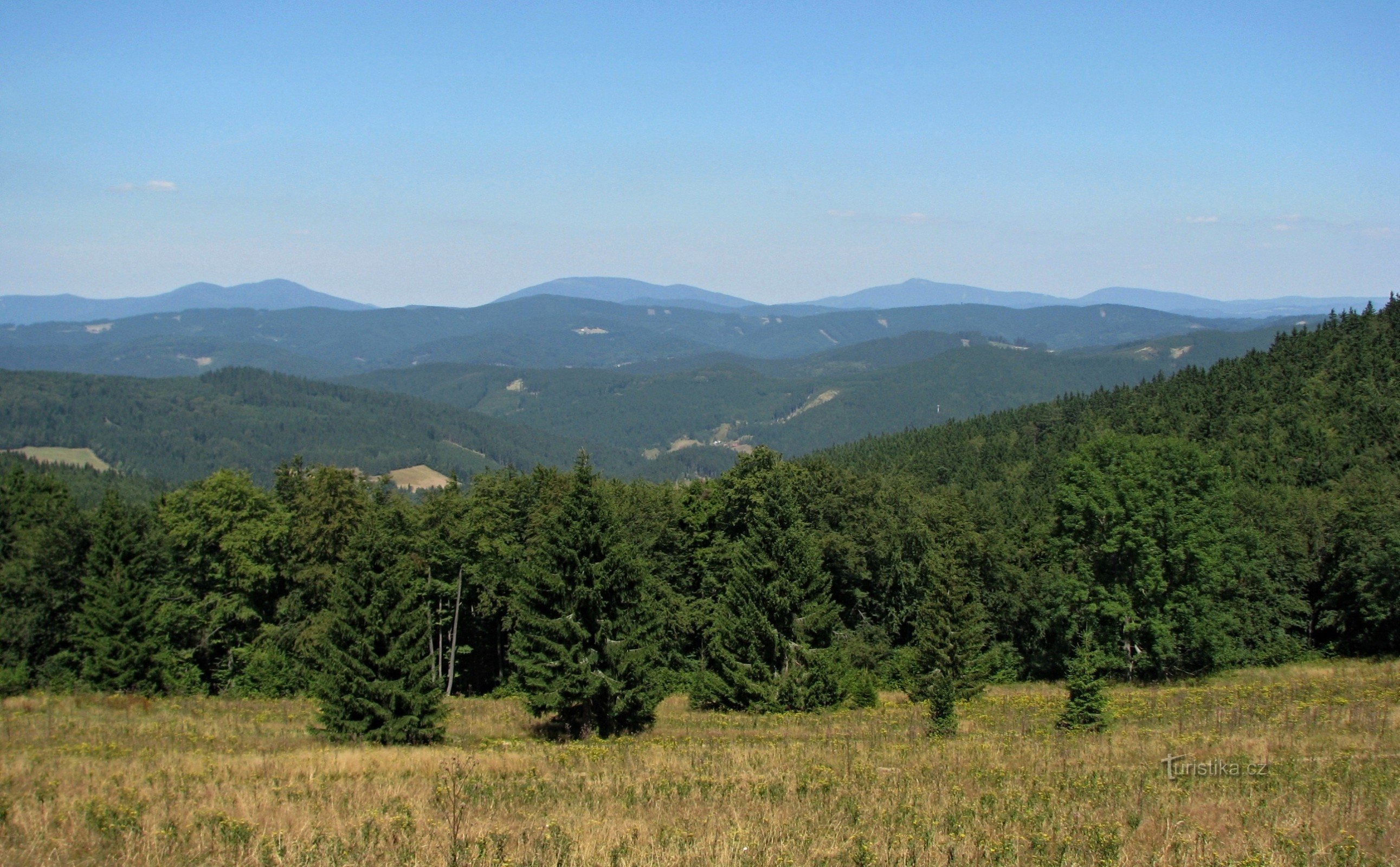 Javorníky: panoramă a Munților Beskydy de la Veľký Javorník