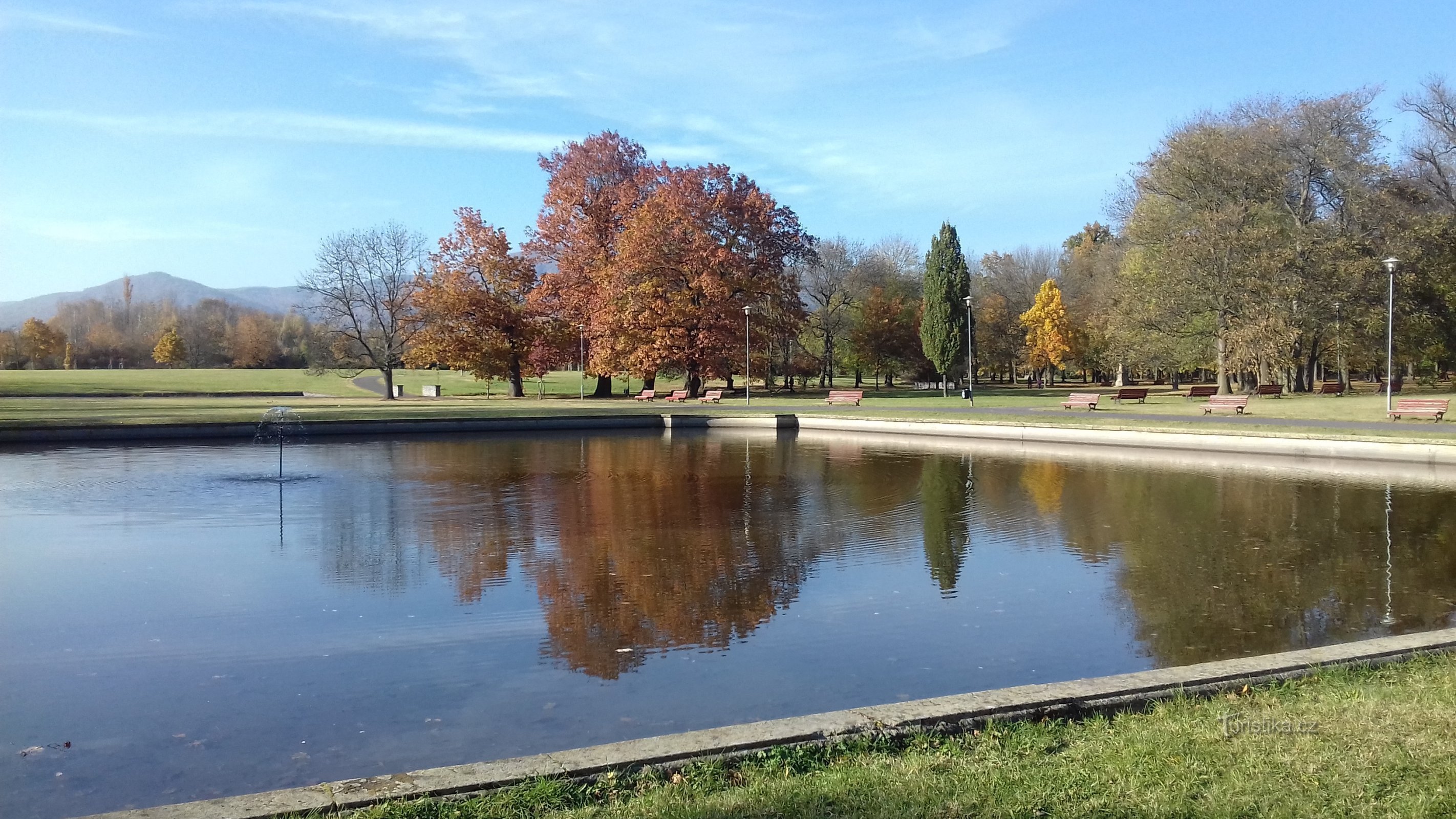 lago con fuente