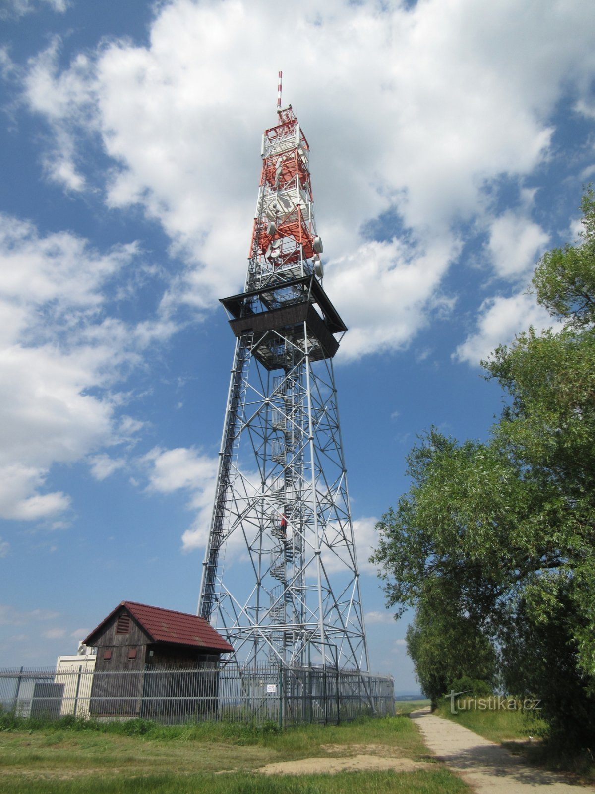 Andiamo alla torre di osservazione Rovnina vicino a Uherské Hradiště