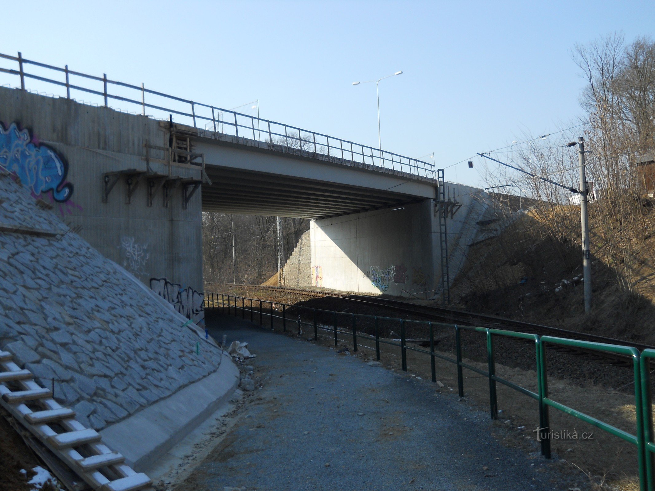 Wir folgen der gelben Straße bis zur Staumauer