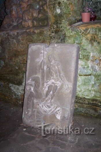 Ein Relief im Freien - jetzt in der Kapelle