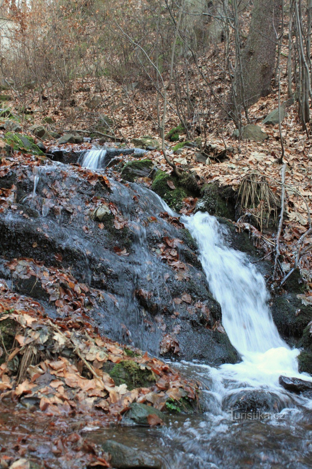 Một trong những thác nước nhỏ hơn ở phần trên của thung lũng