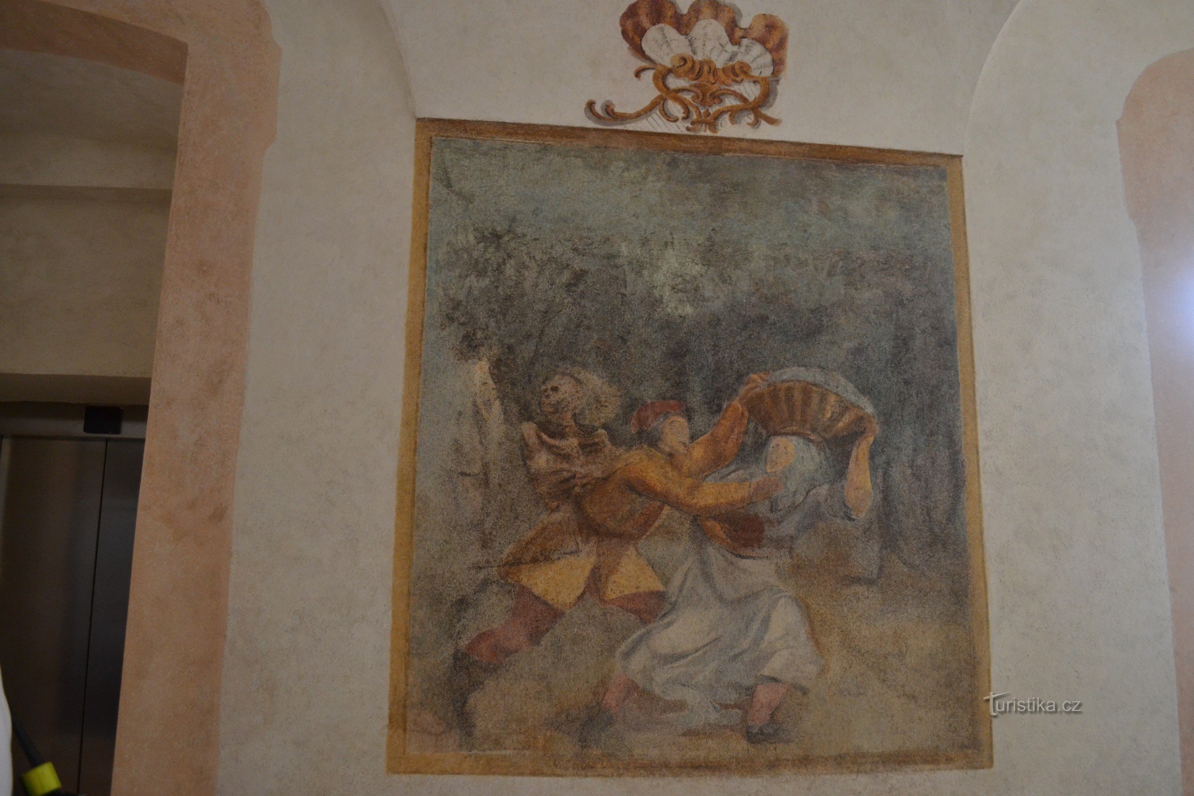 uma das pinturas murais localizadas no corredor