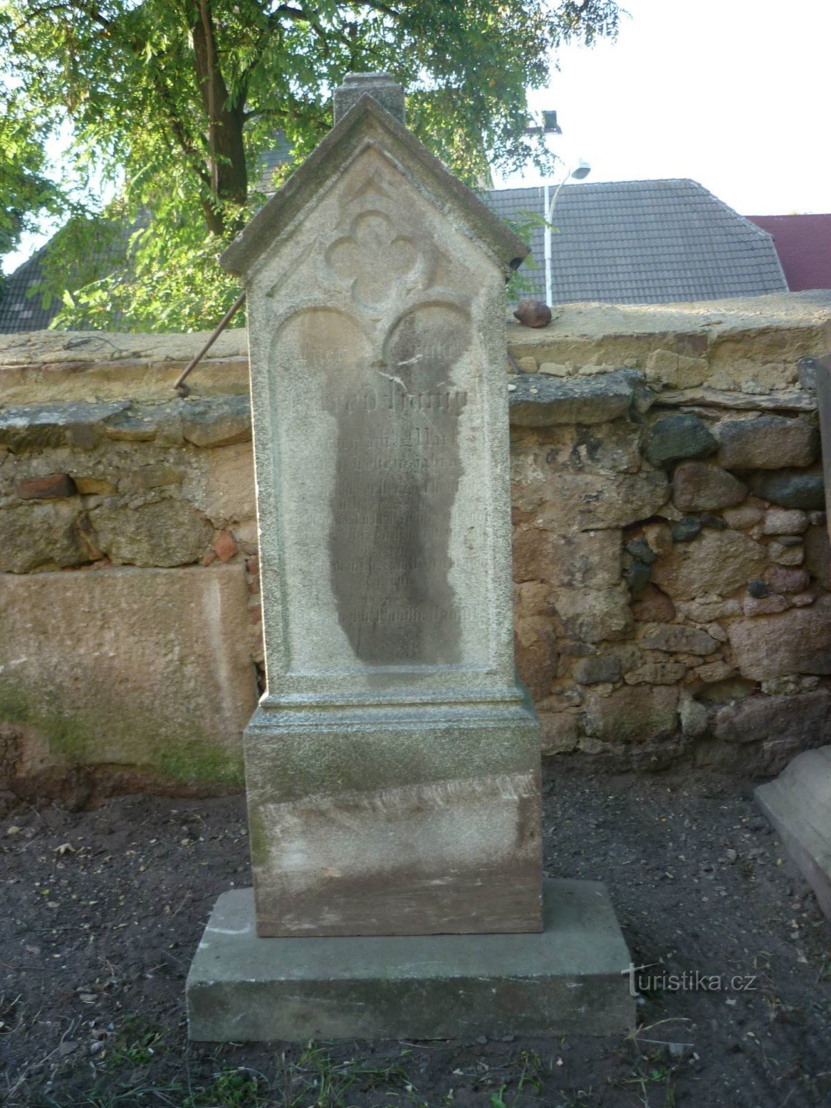 En av de restaurerade gravstenarna på den intilliggande kyrkogården