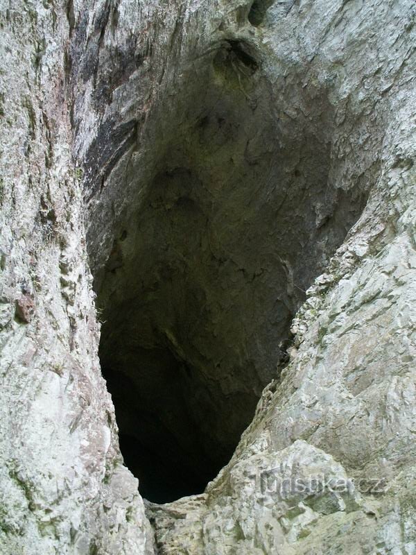 Una de las aberturas de la cueva.