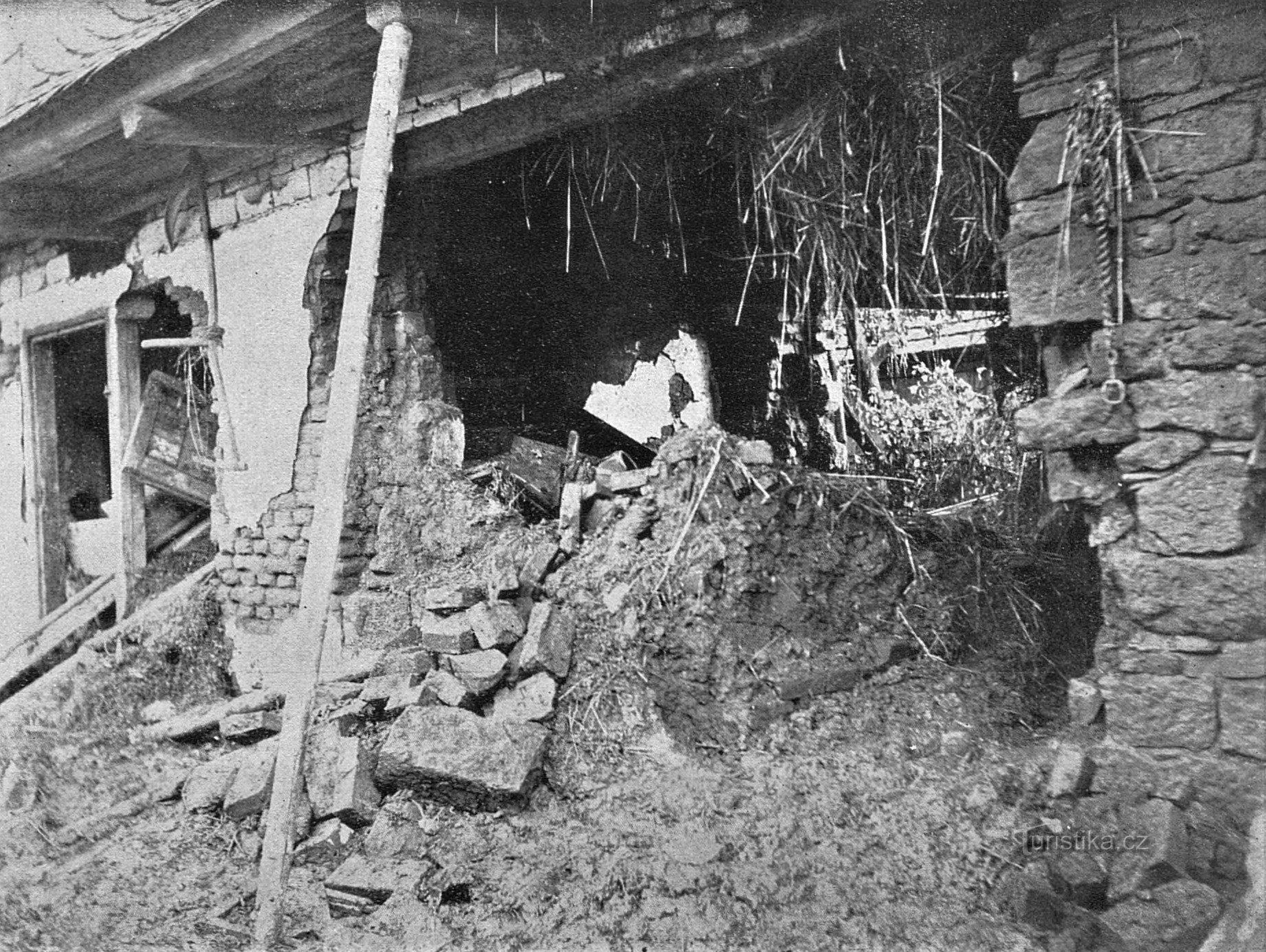 Ena od poškodovanih hiš v Třebověticah (1909)