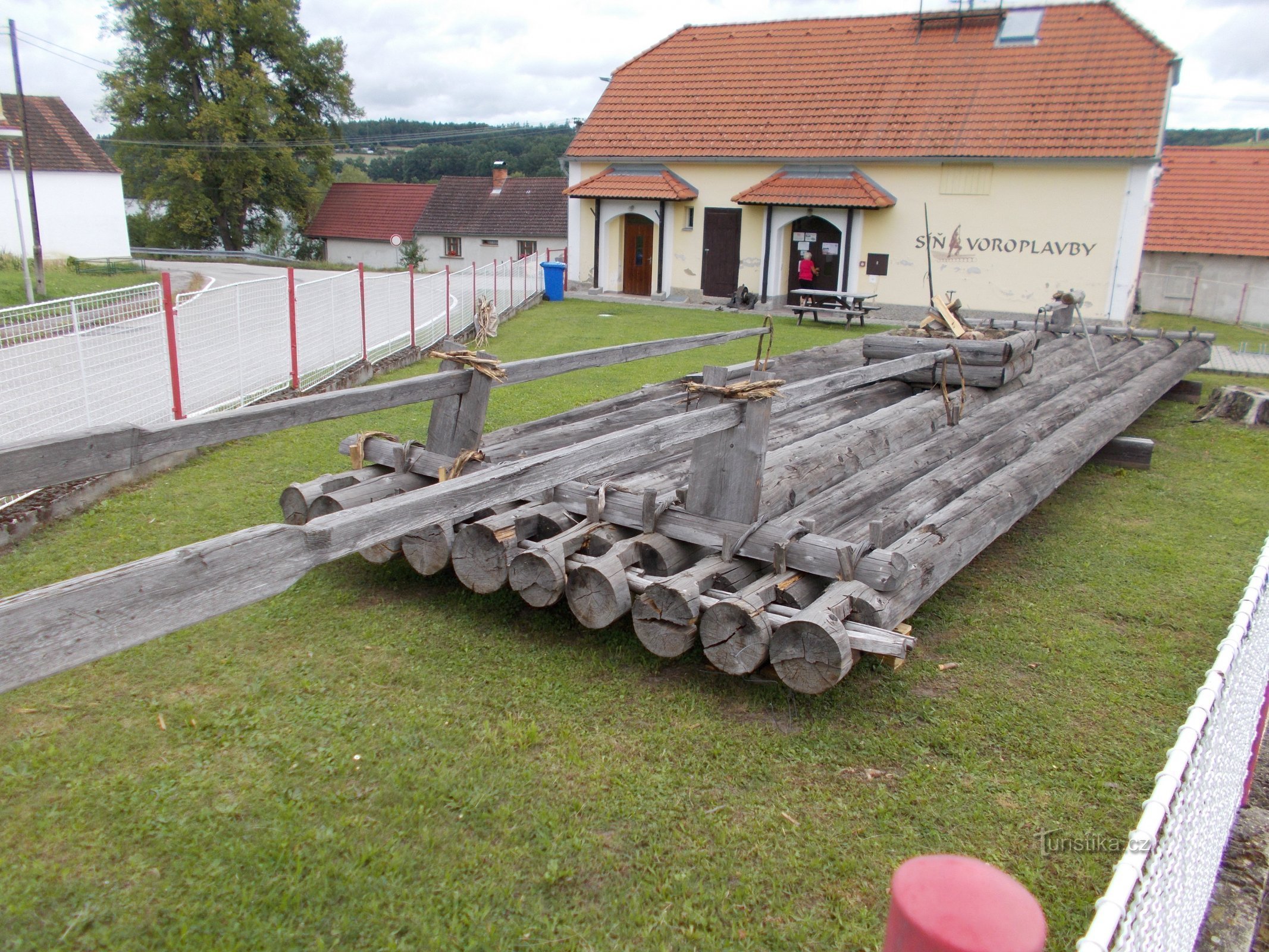 Une des sources du radeau devant le musée