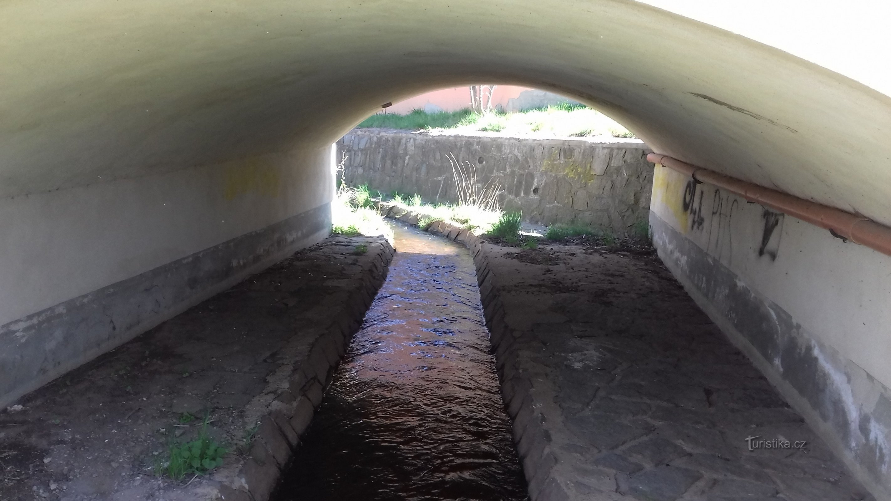 una de las tres partes arqueadas del puente