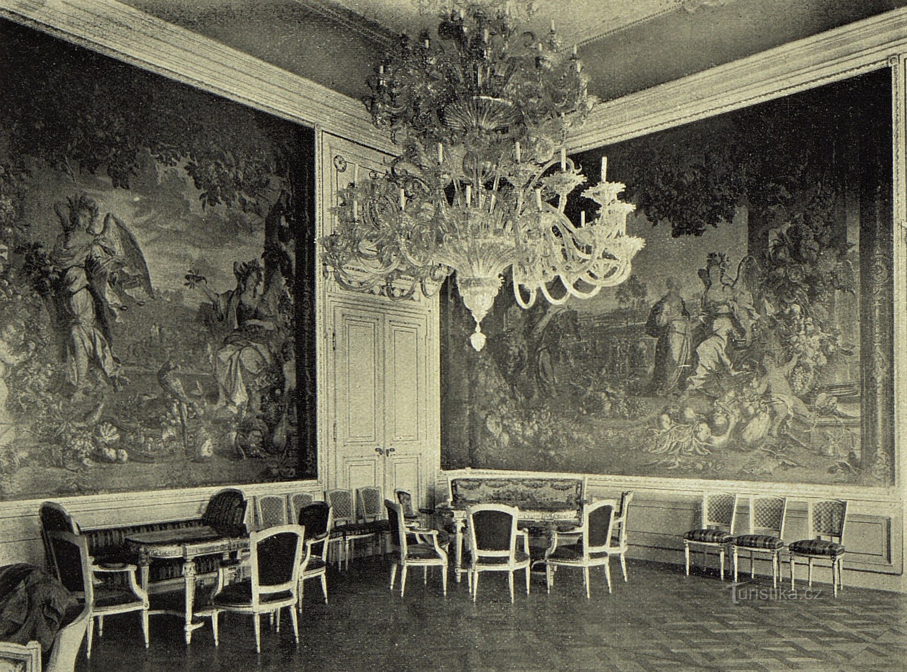 En av de så kallade gobelängsalarna i Lobkovice-palatset 1905
