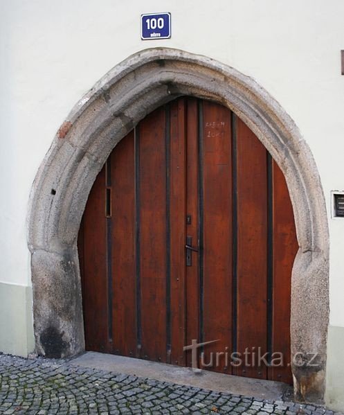 En af to overlevende gotiske portaler