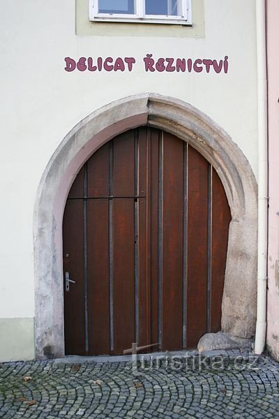 Um dos dois portais góticos sobreviventes