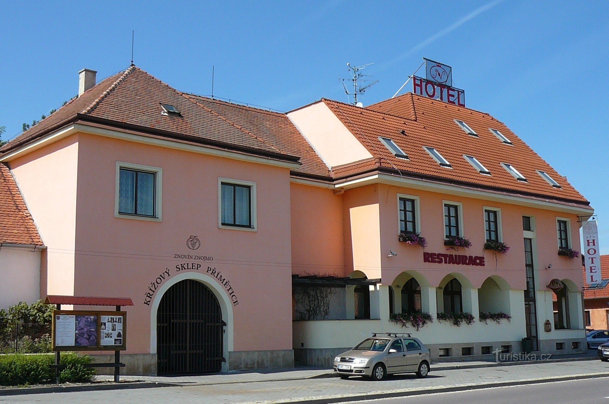 Una dintre cele două intrări în Pivnița Crucii este situată lângă Hotel N