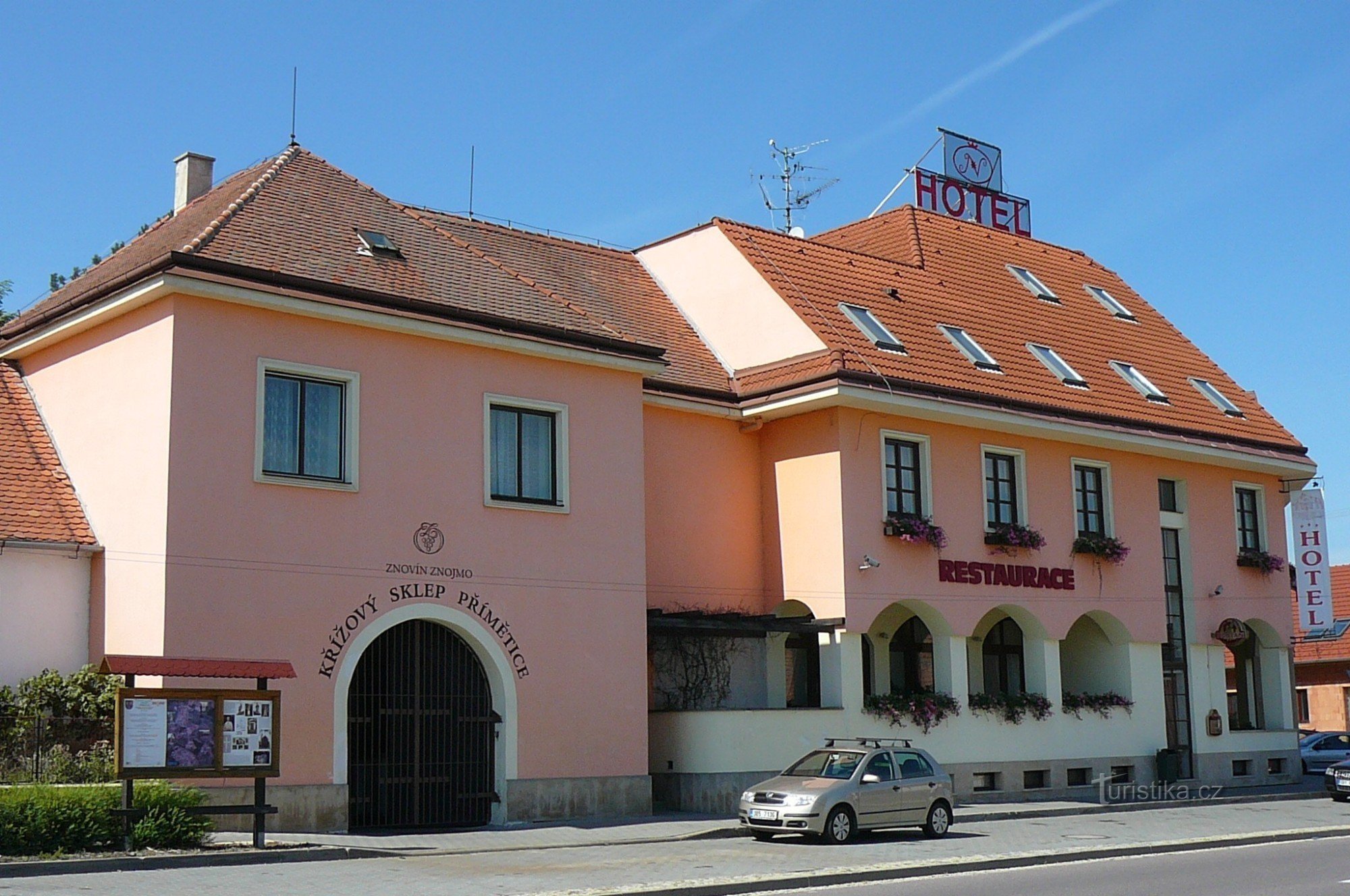 Jedno z dwóch wejść do Piwnicy Krzyża znajduje się obok Hotelu N