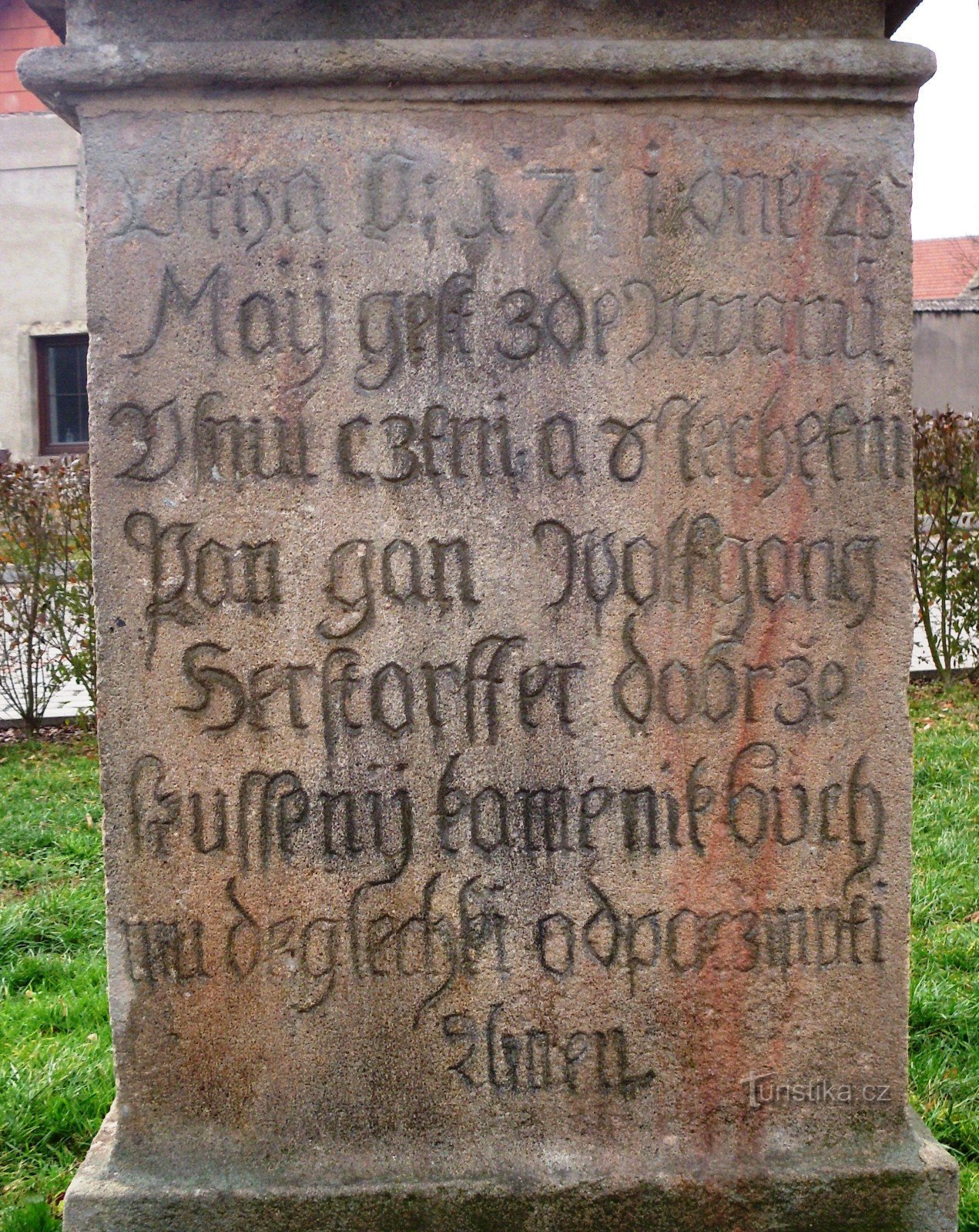 um lado do pedestal da estátua de St. Chama