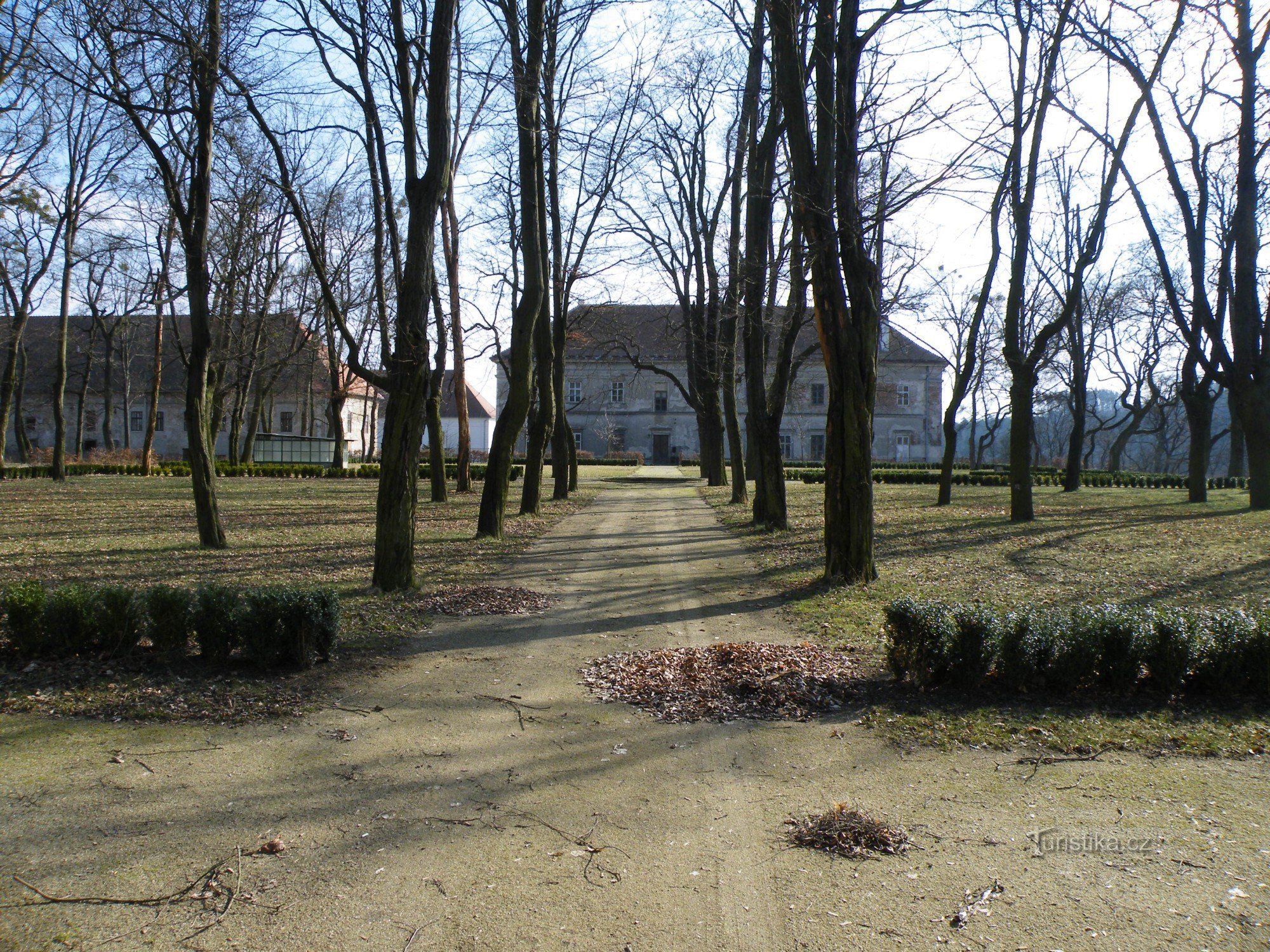 une des ruelles avec une fontaine au milieu