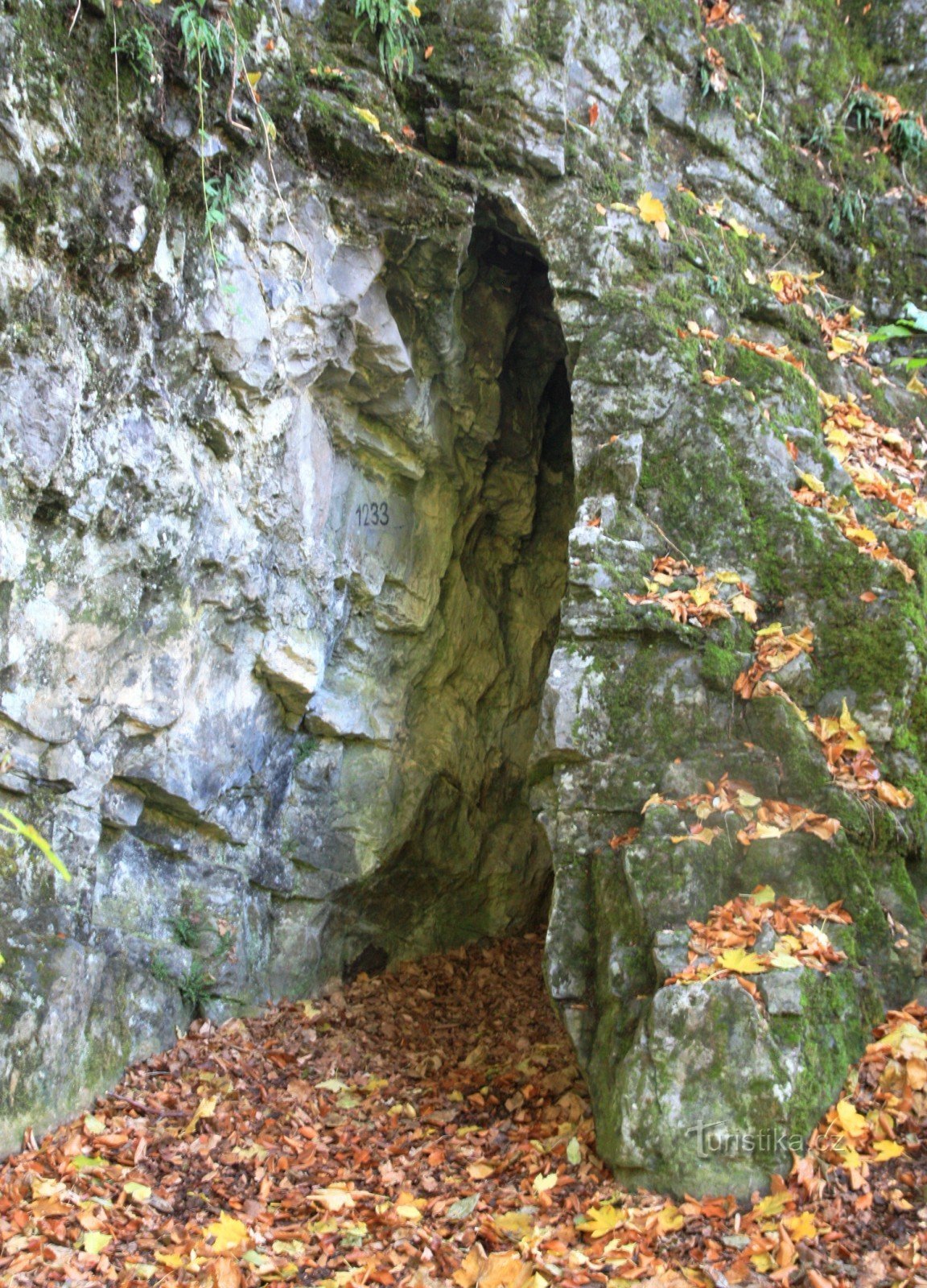 Az egyik másik barlang a Švýcárna felett, a Josefovské údolíban